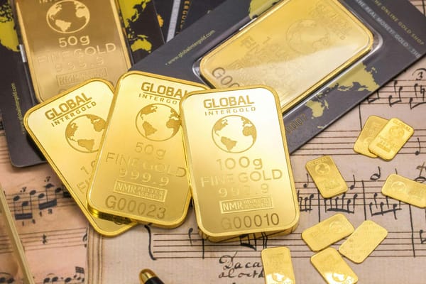 Gold prices decline as strong GDP boosts US dollar